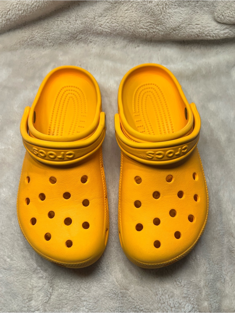 Crocs mens size 7 womens size 9 light orange